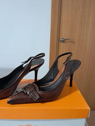 Zapatos de tacón Zara marrones