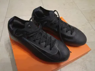 Zapatillas de fútbol Nike negras. 37,5