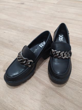 Zapatos negros mujer con adorno de cadena