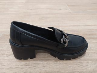 Zapatos negros mujer con adorno de cadena