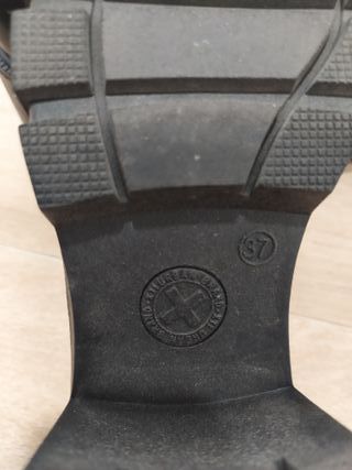 Zapatos negros mujer con adorno de cadena