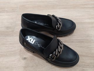 Zapatos negros mujer con adorno de cadena
