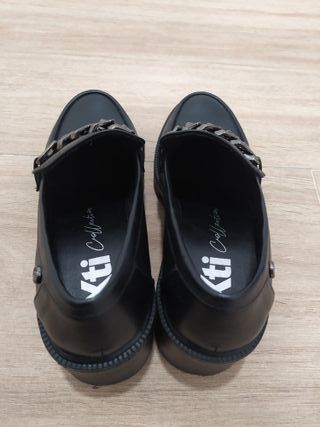 Zapatos negros mujer con adorno de cadena