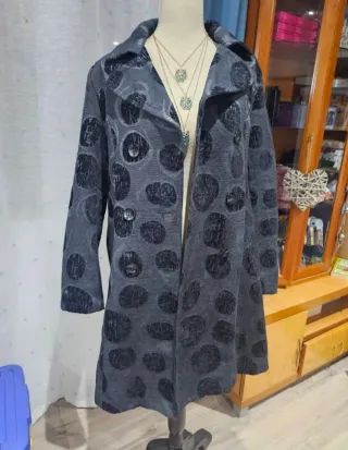Abrigo estampado círculos gris y negro