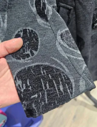 Abrigo estampado círculos gris y negro