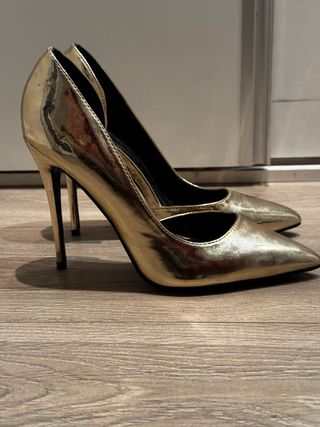 Zapatos de tacón dorados