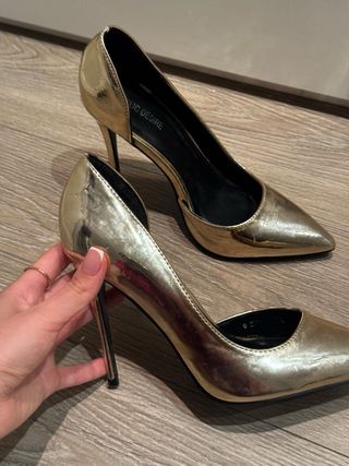 Zapatos de tacón dorados