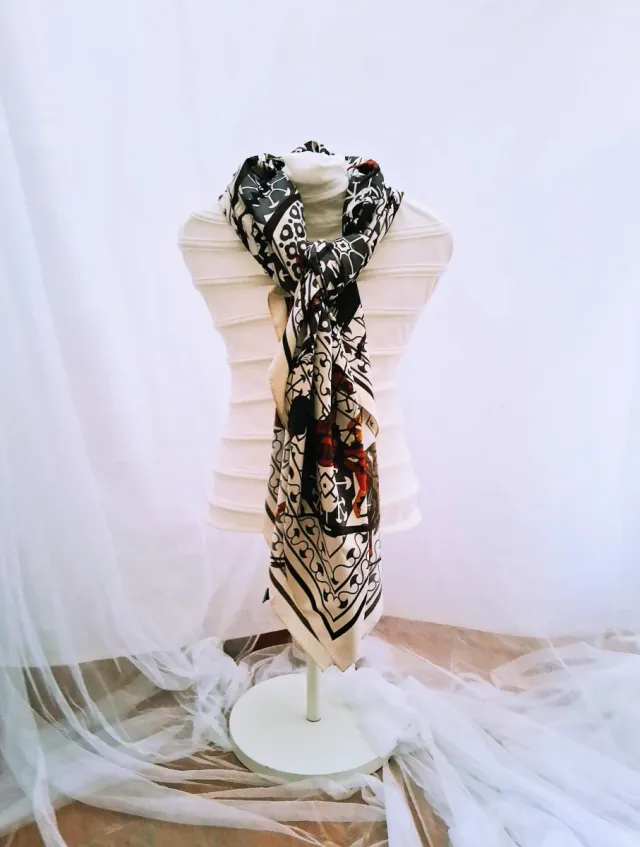 Gran pañuelo de seda. Echarpe. Silk scarf