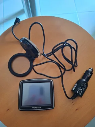 Navegador GPS TomTom con soporte y cargador