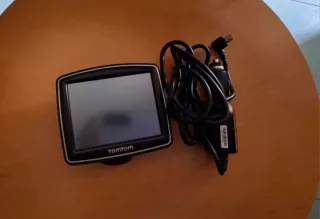 Navegador GPS TomTom con soporte y cargador