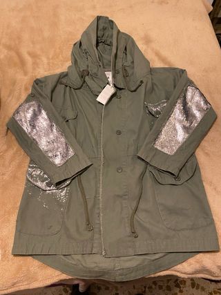 Parka verde con detalles plateados Talla M