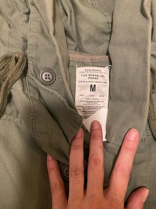 Parka verde con detalles plateados Talla M
