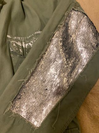 Parka verde con detalles plateados Talla M