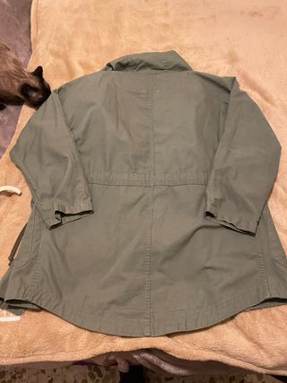 Parka verde con detalles plateados Talla M