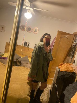 Parka verde con detalles plateados Talla M