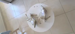 Zapatos de tacón dorados y plateados