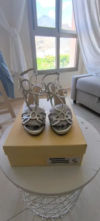 Zapatos de tacón dorados y plateados