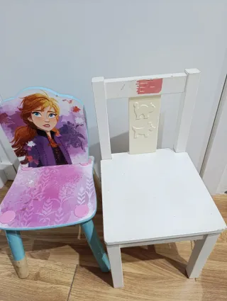 Silla infantil Frozen y silla blanca