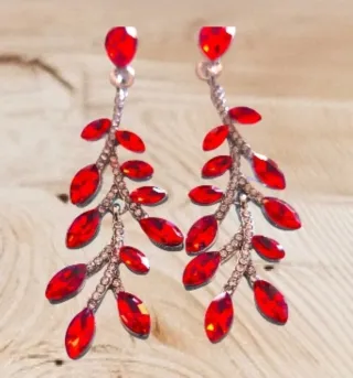 Pendientes largos rojos y plateados