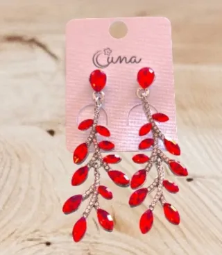Pendientes largos rojos y plateados