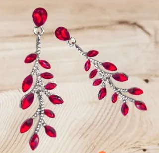 Pendientes largos rojos y plateados