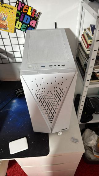PC Gaming Blanco y Morado