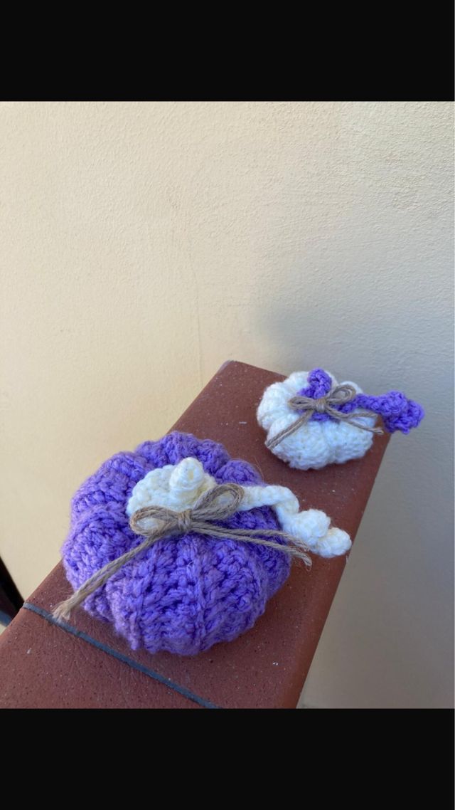 Zucca Halloween uncinetto viola e bianca