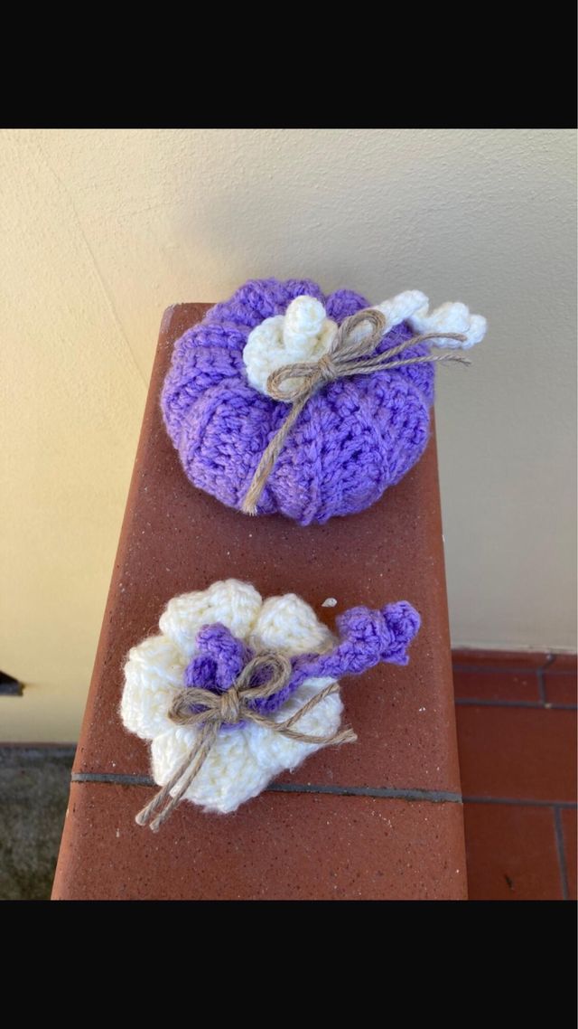 Zucca Halloween uncinetto viola e bianca