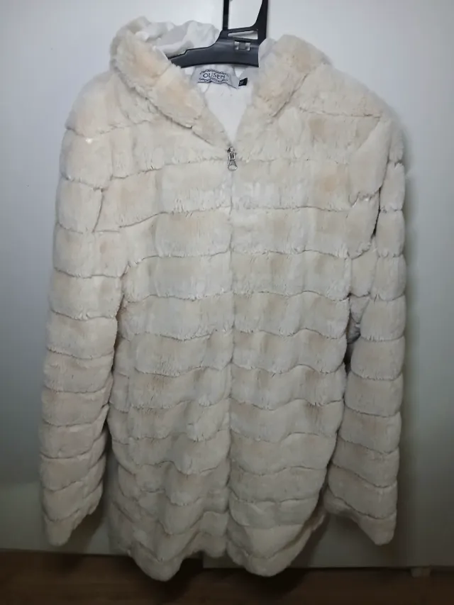 Pellicciotto con cappuccio color panna