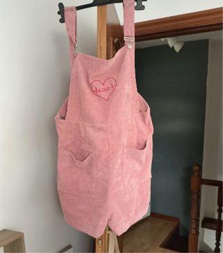 Peto/mono rosa con corazón