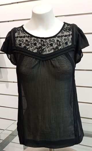 Blusa negra transparente con encaje