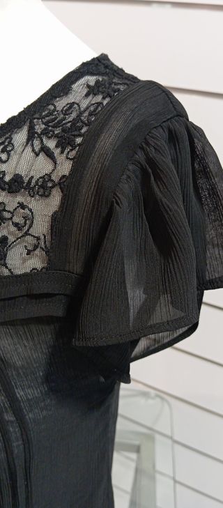 Blusa negra transparente con encaje