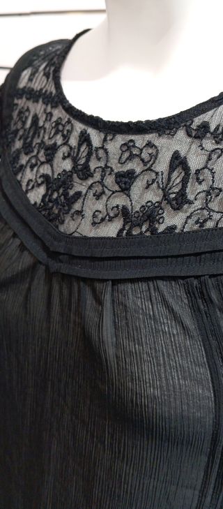 Blusa negra transparente con encaje