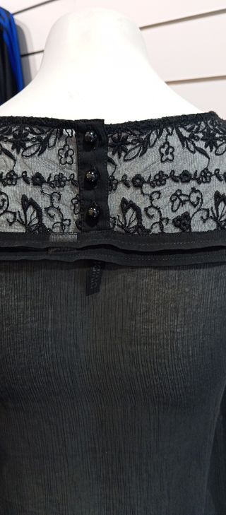Blusa negra transparente con encaje