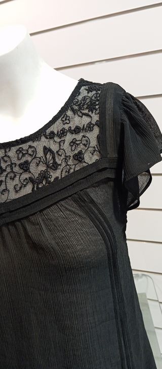 Blusa negra transparente con encaje