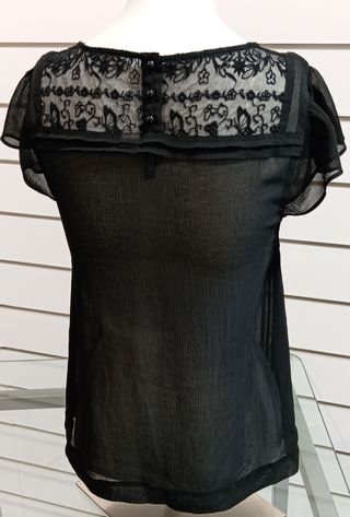 Blusa negra transparente con encaje