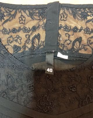 Blusa negra transparente con encaje