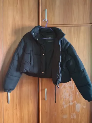 Abrigo negro acolchado corto