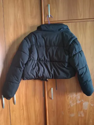 Abrigo negro acolchado corto