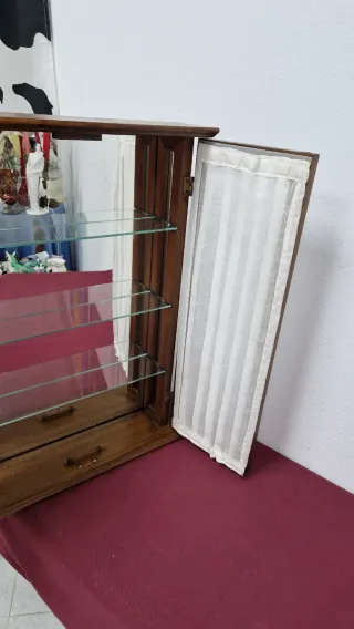 Mueble vitrina madera con puertas de cristal