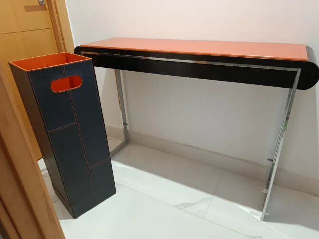 Mueble entradita naranja y plateado