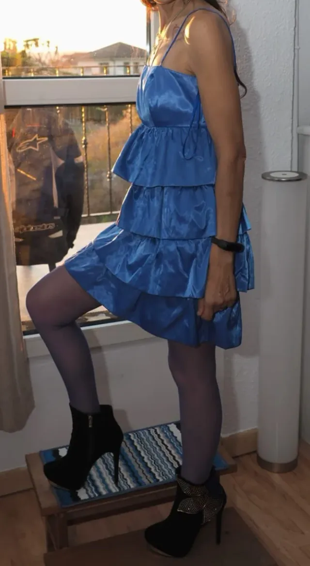 Abito da festa blu con volant