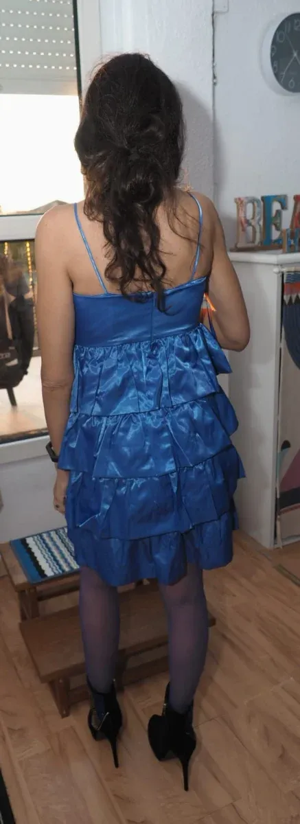 Abito da festa blu con volant