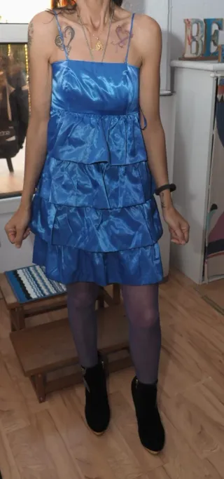 Vestido de fiesta azul con volantes