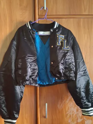 Cazadora Universitaria Bershka Negra y Azul