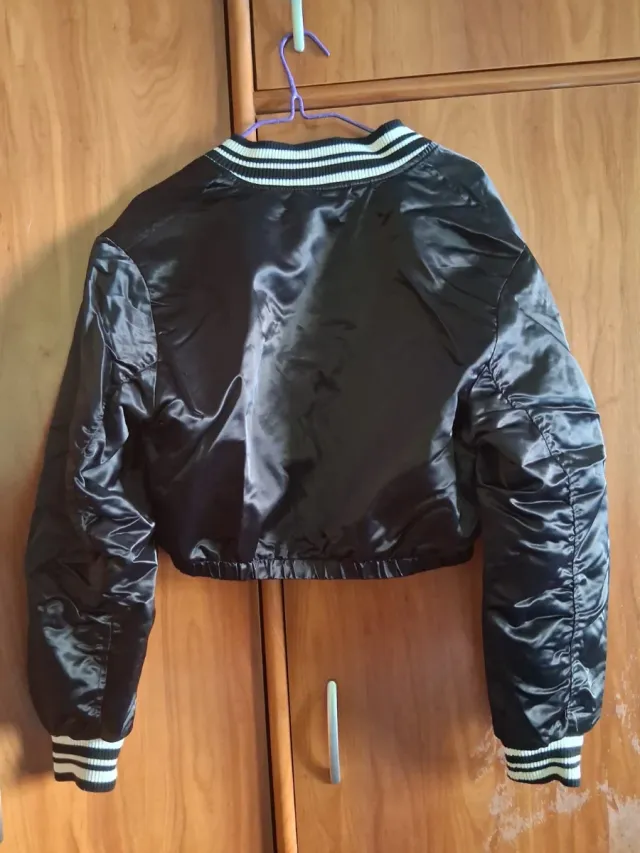 Cazadora Universitaria Bershka Negra y Azul