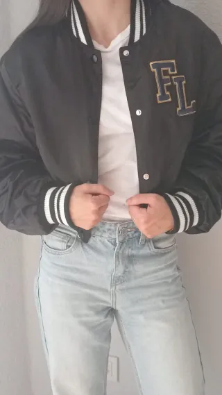 Cazadora Universitaria Bershka Negra y Azul