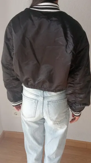 Cazadora Universitaria Bershka Negra y Azul