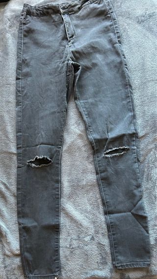 Pantalón vaquero Zara gris con rotos