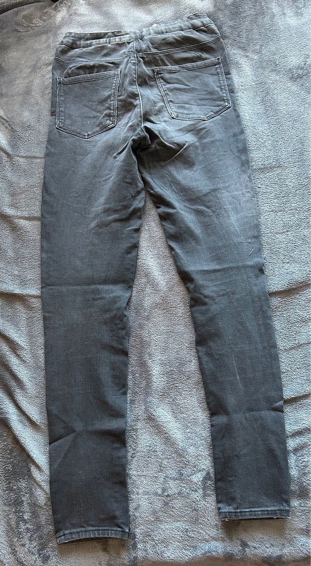 Pantalón vaquero Zara gris con rotos
